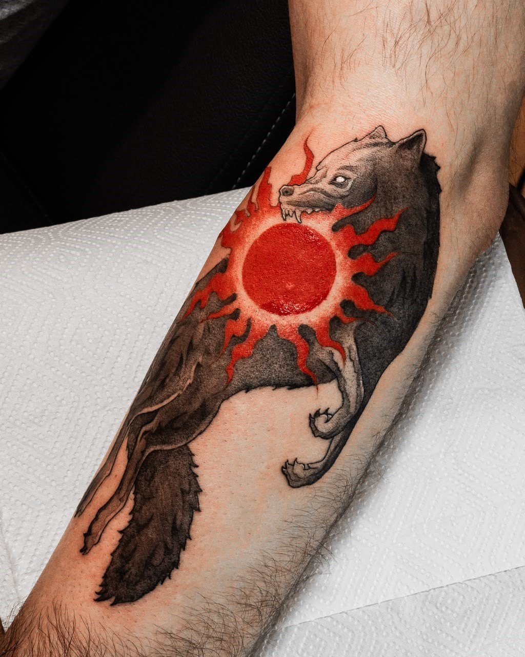 Lobo em blackwork com sol vermelho